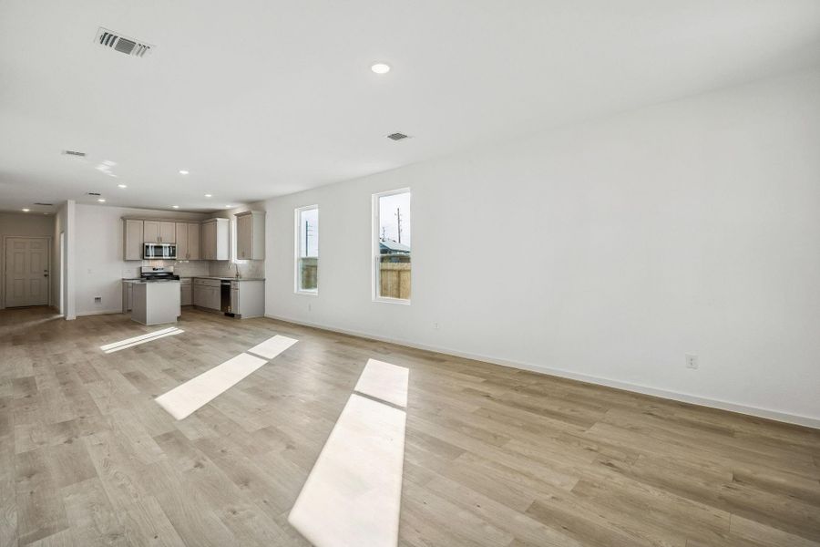 Spacious, unfurnished interior of a new home in Stokesbury, Waller (Image 31).