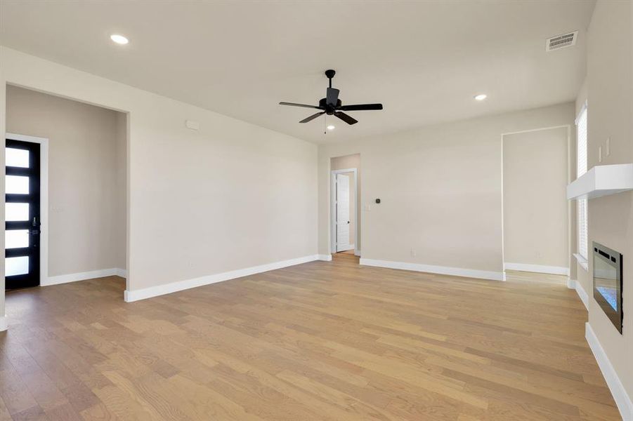 Spacious, unfurnished interior of a new home in Springside Estates II, Waxahachie (Image 14). Spacious, unfurnished interior of a new home in Springside Estates II, Waxahachie (Image 14).