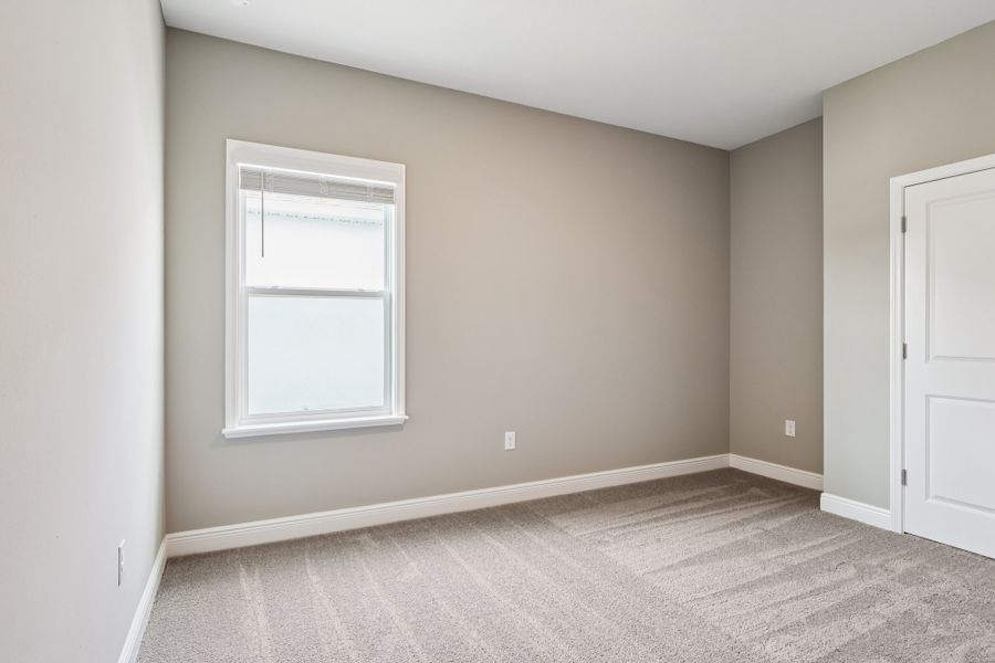 Spacious, unfurnished interior of a new home in Oakstone Farms, Leesburg (Image 26).