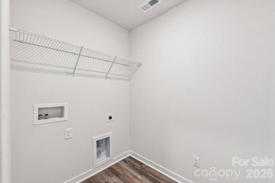 Spacious, unfurnished interior of a new home in Reedy Creek Preserve, Charlotte (Image 18).