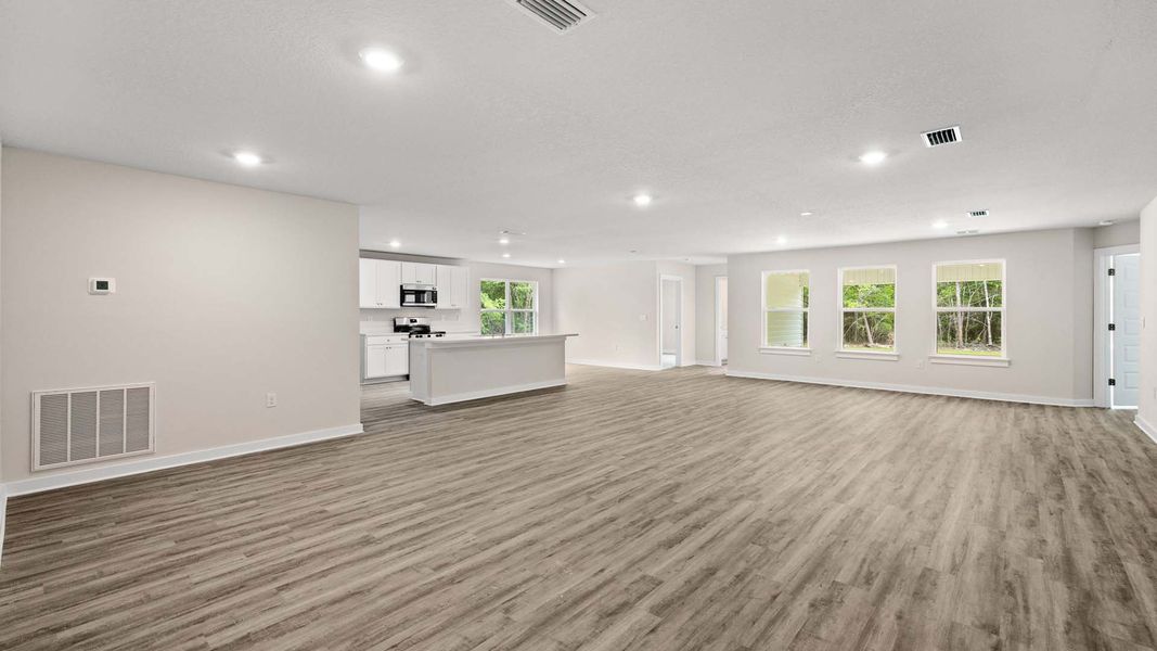 Spacious, unfurnished interior of a new home in Sunny Hills, Chipley (Image 16).