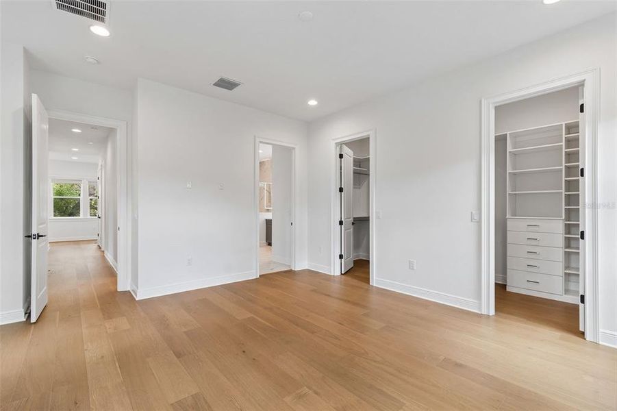 Spacious, unfurnished interior of a new home in , Tampa (Image 59).