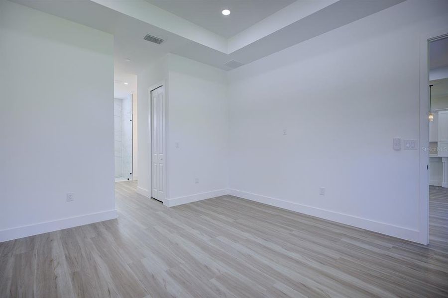 Spacious, unfurnished interior of a new home in , Sebring (Image 14).