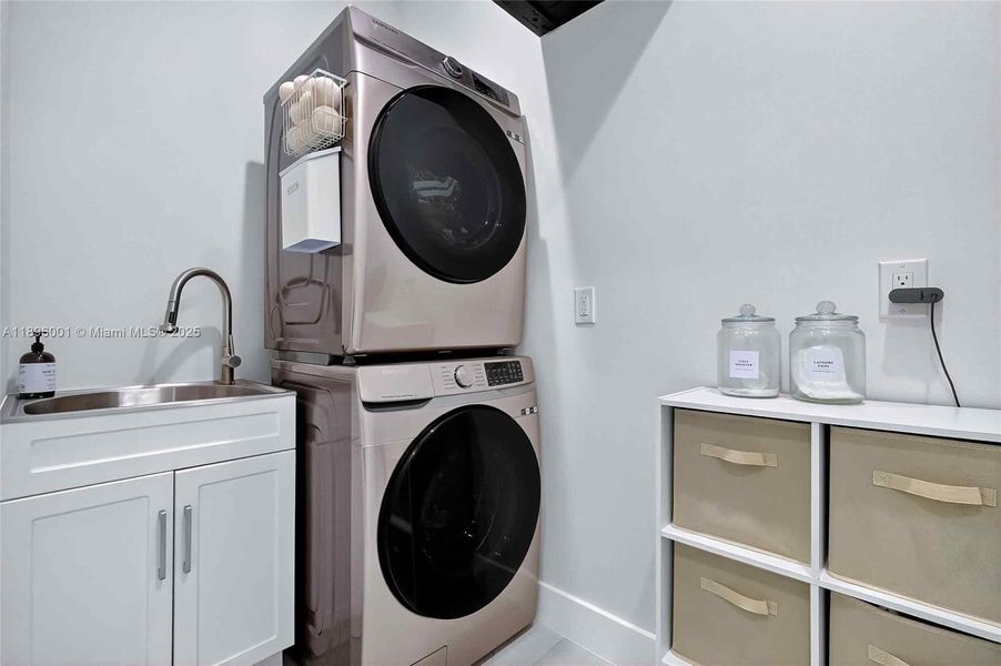 Close-up of interior finishes inside a home in , Fort Lauderdale (Image 21).