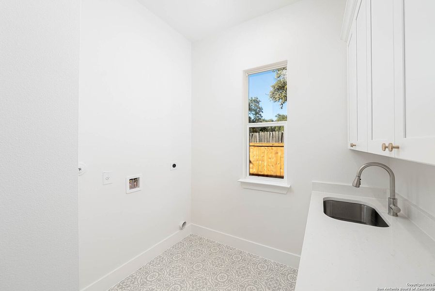 Spacious, unfurnished interior of a new home in , San Antonio (Image 35).