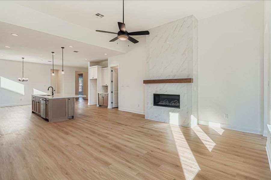 Spacious, unfurnished interior of a new home in 6 Creeks, Kyle (Image 9).