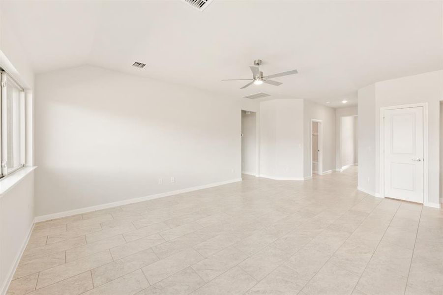 Spacious, unfurnished interior of a new home in Eagle Glen Elements, Alvarado (Image 22).