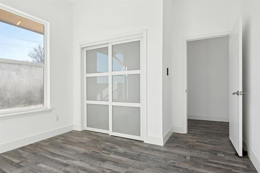 Spacious, unfurnished interior of a new home in , Granbury (Image 17).