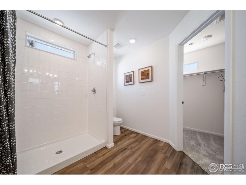 Spacious, unfurnished interior of a new home in Thompson River Ranch, Johnstown (Image 19).