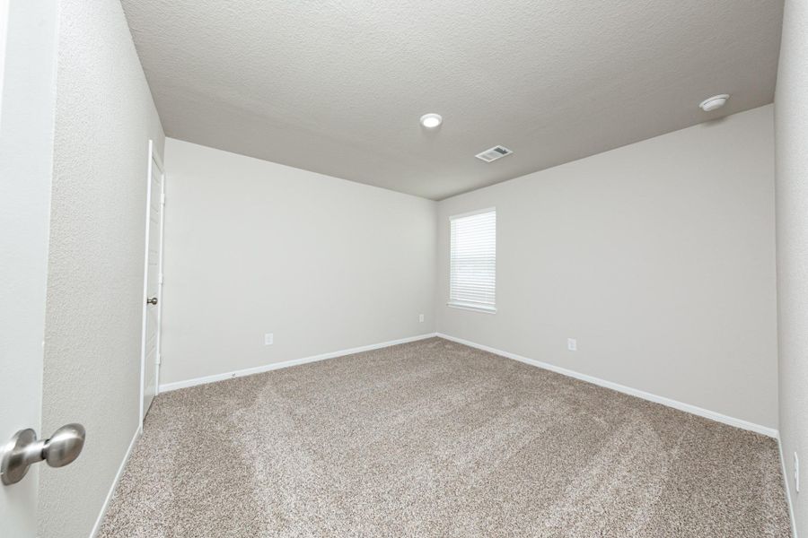 Spacious, unfurnished interior of a new home in Mackenzie Creek, Conroe (Image 9).