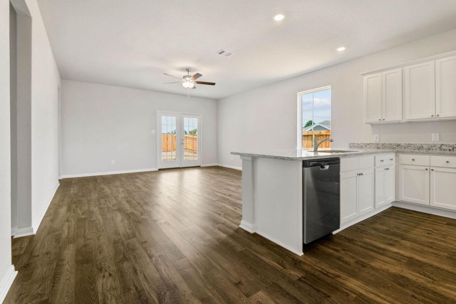 Spacious, unfurnished interior of a new home in Trails at Cochran Ranch, Waller (Image 9).