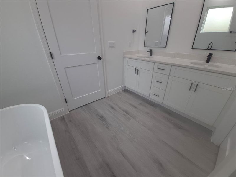 Spacious, unfurnished interior of a new home in , Ocala (Image 8).