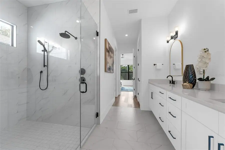 Furnished interior view inside a new home in , Orlando (Image 31).