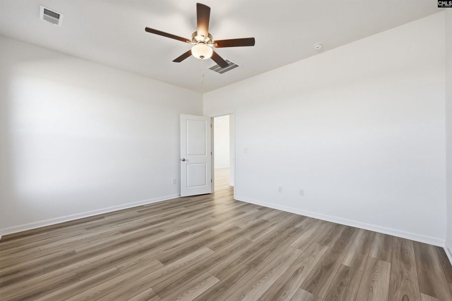 Spacious, unfurnished interior of a new home in Bickley Station, Irmo (Image 15).