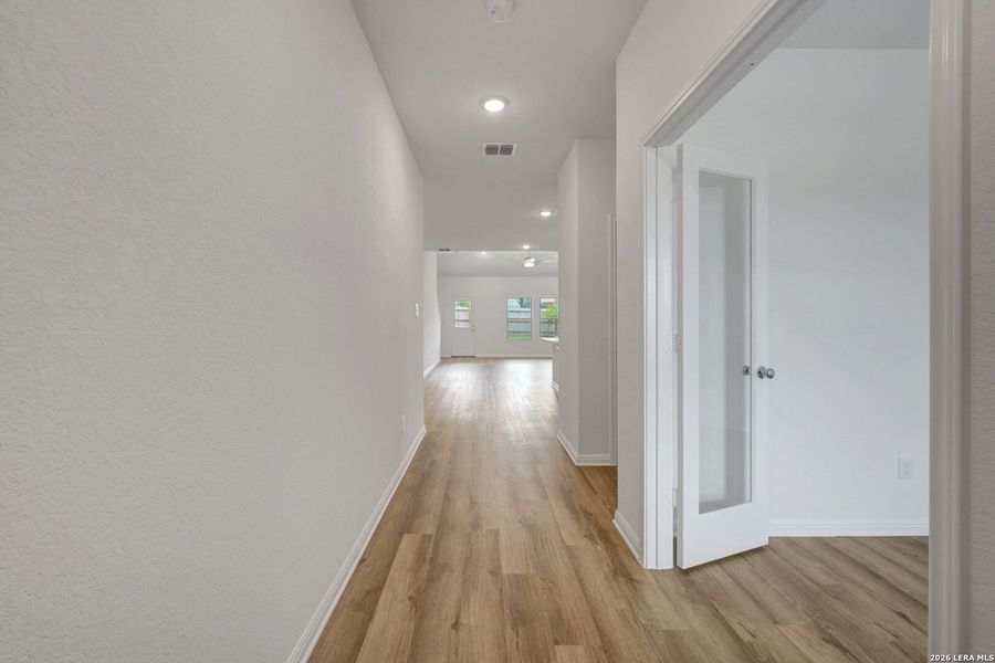 Spacious, unfurnished interior of a new home in Mesquite Ridge, San Antonio (Image 24).