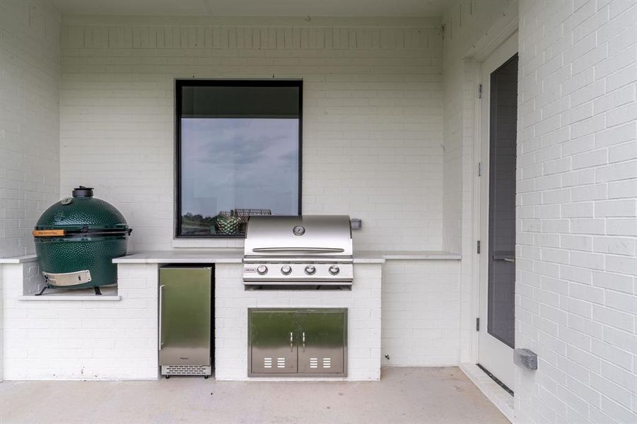 View of patio featuring an outdoor kitchen View of patio featuring an outdoor kitchen