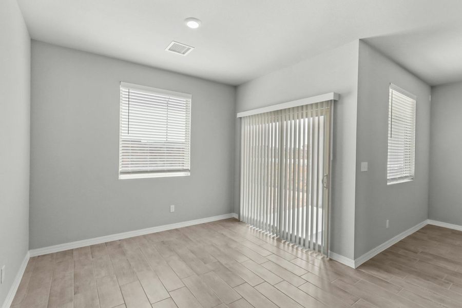 Spacious, unfurnished interior of a new home in Paseos Del Este, Horizon City (Image 17).