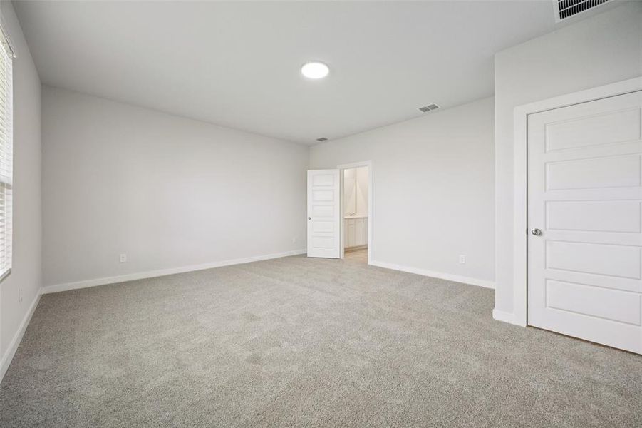 Spacious, unfurnished interior of a new home in Stratton Place, Greenville (Image 22).
