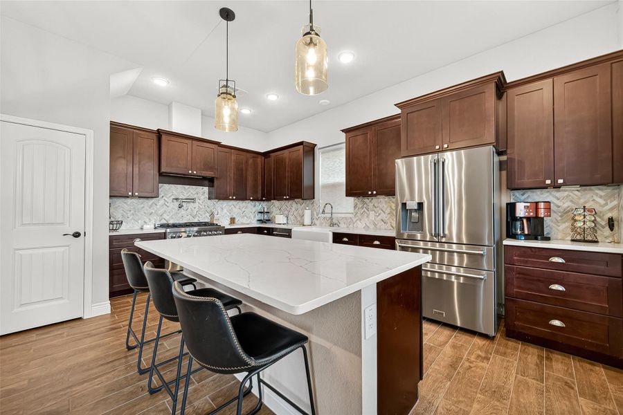 Spacious island seating and bright natural light enhance the lake-side backdrop, highlighting the home’s open layout. Spacious island seating and bright natural light enhance the lake-side backdrop, highlighting the home’s open layout.