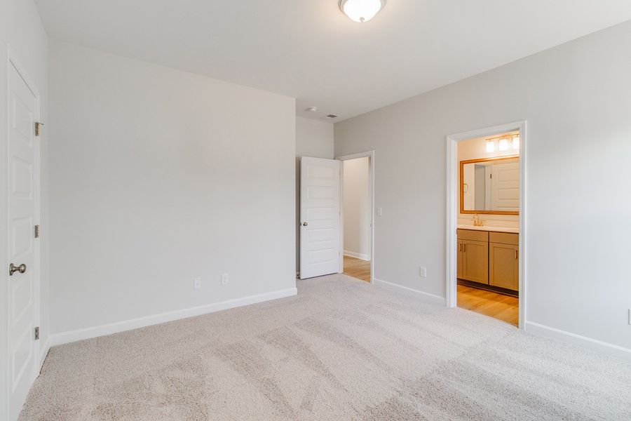 Spacious, unfurnished interior of a new home in Pebble Branch, Chapin (Image 36).