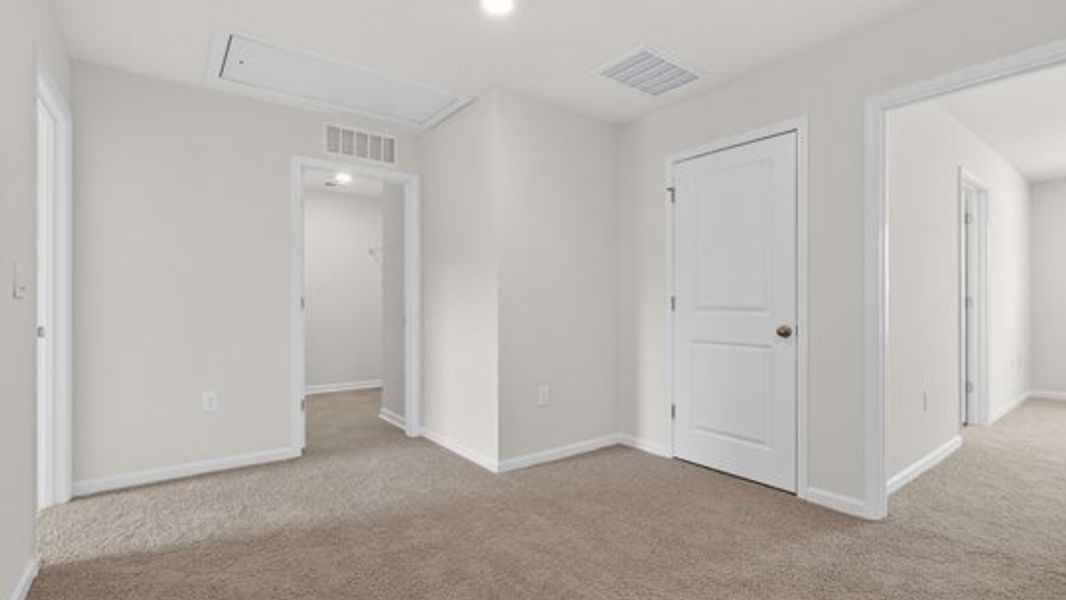 Spacious, unfurnished interior of a new home in Shahbain Reserve, Raeford (Image 24).