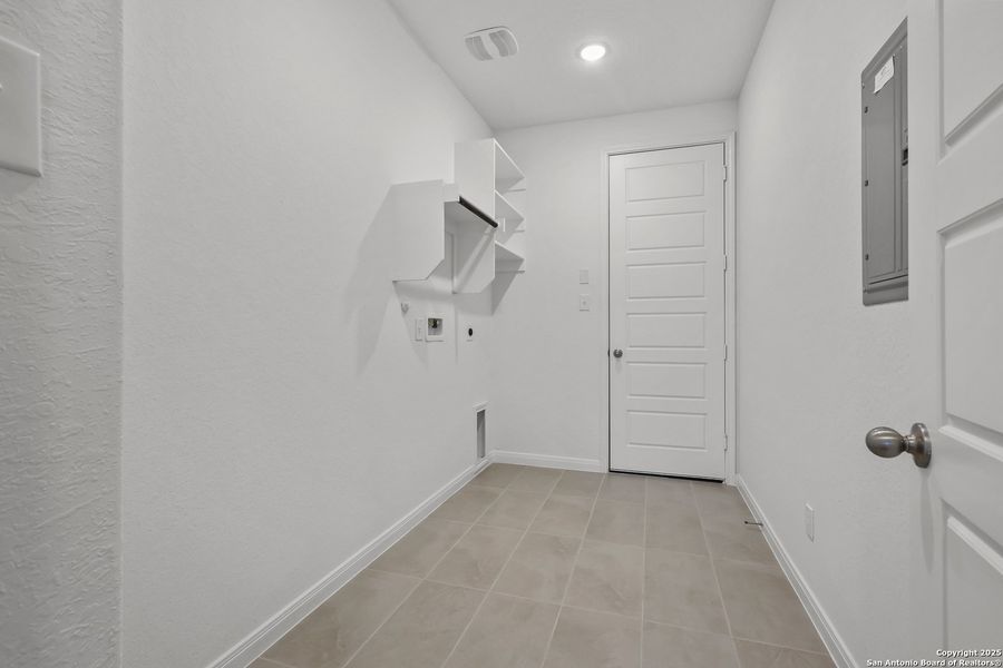 Spacious, unfurnished interior of a new home in Foxbrook, Cibolo (Image 19).