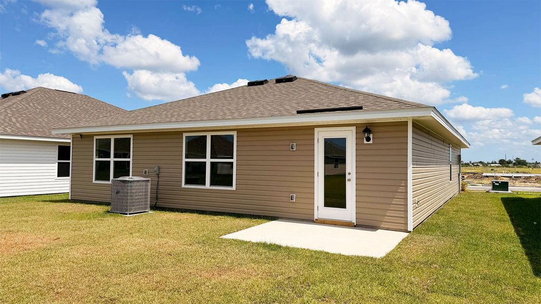Exterior details and patio area of a home in Liberty, Panama City (Image 3).