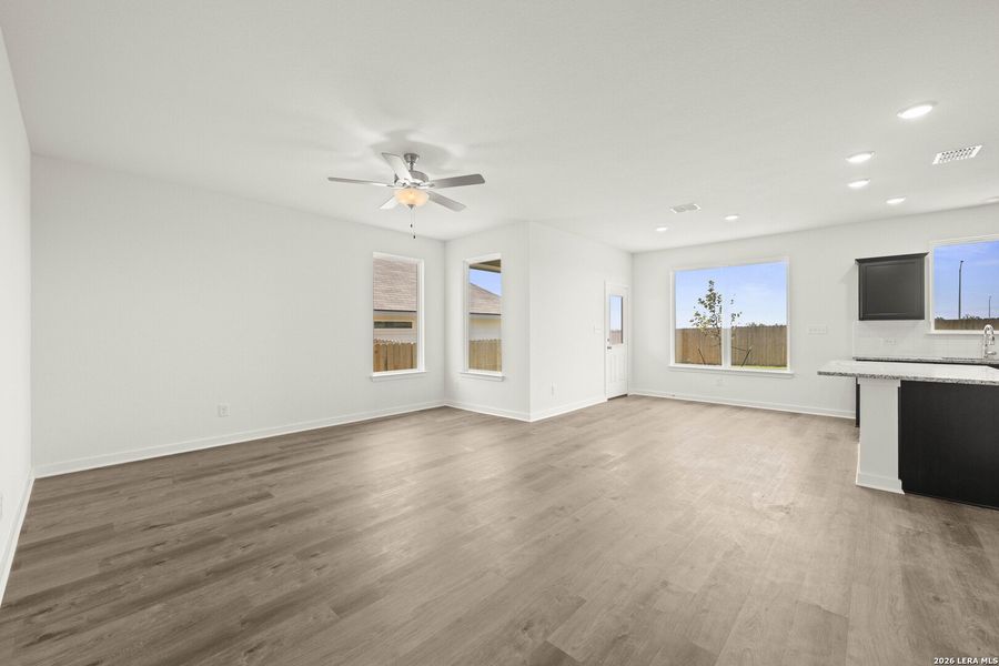 Spacious, unfurnished interior of a new home in Arroyo Ranch, Seguin (Image 9).