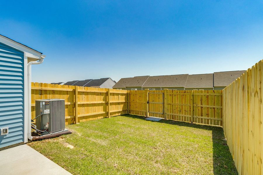 Exterior details and patio area of a home in Astoria, Columbia (Image 19).