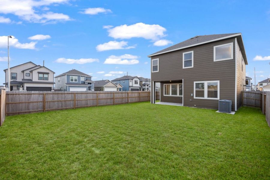 Exterior details and patio area of a home in Glendale Lakes, Rosharon (Image 22).
