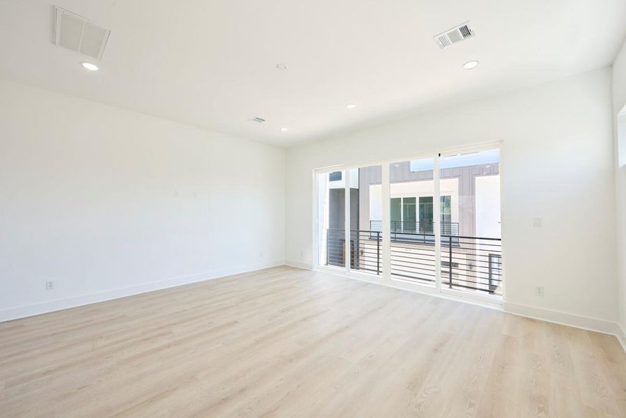 Spacious, unfurnished interior of a new home in , Houston (Image 12).