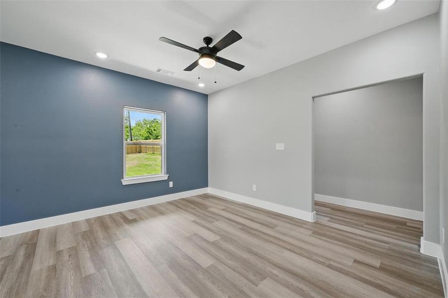 Empty room featuring light wood-style flooring, a ceiling fan, recessed lighting, and baseboards
