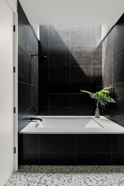 Full bathroom with tiled shower / bath combo