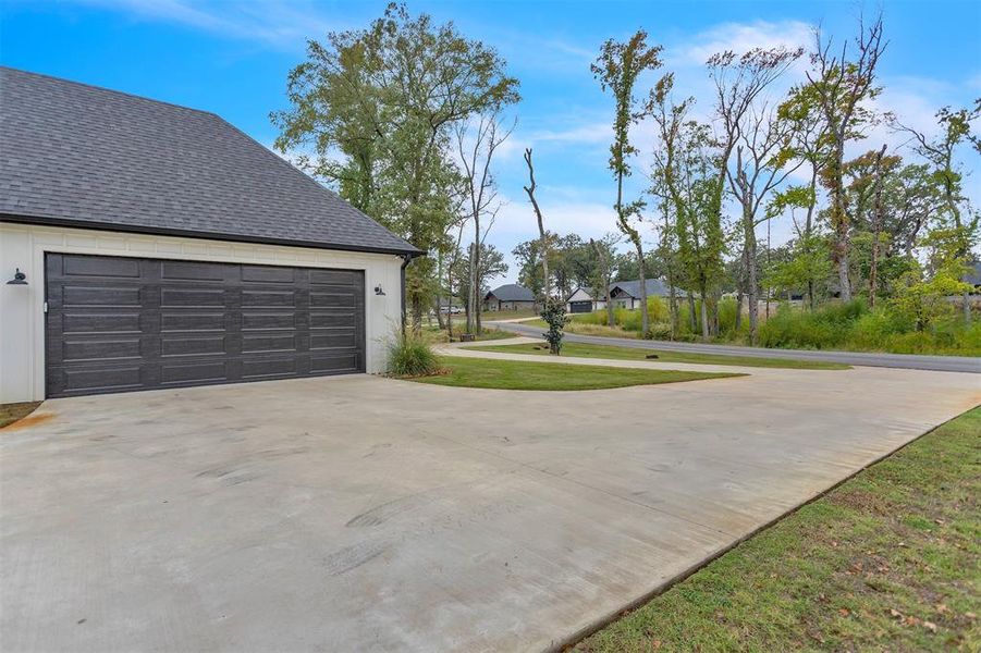 Plenty of parking with the extended driveway, circle drive and 2 car garage. Plenty of parking with the extended driveway, circle drive and 2 car garage.