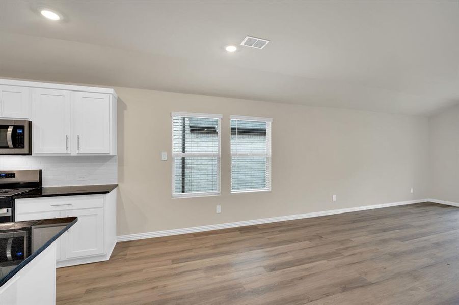Spacious, unfurnished interior of a new home in Stonehaven, Seagoville (Image 12). Spacious, unfurnished interior of a new home in Stonehaven, Seagoville (Image 12).