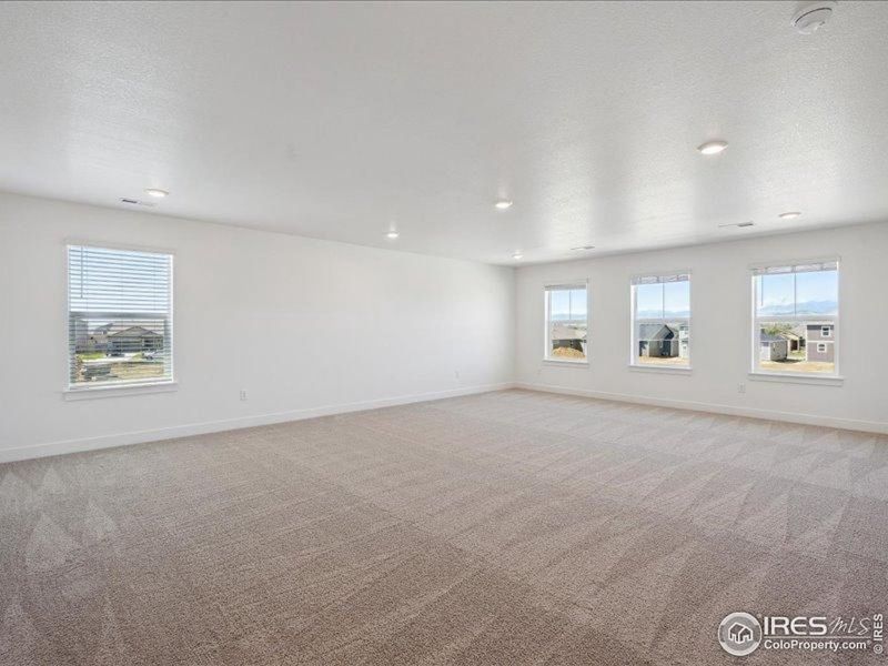 Spacious, unfurnished interior of a new home in Vantage, Berthoud (Image 17).