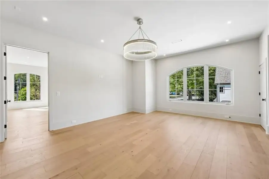 Spacious, unfurnished interior of a new home in , Alpharetta (Image 87).