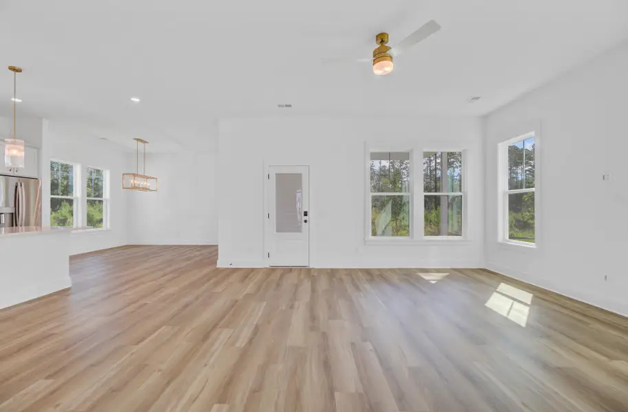 Spacious, unfurnished interior of a new home in , Summerville (Image 16).