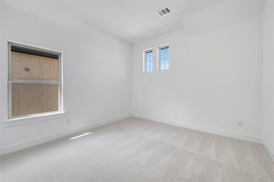 Spacious, unfurnished interior of a new home in Heath Golf & Yacht Villas, Heath (Image 17).