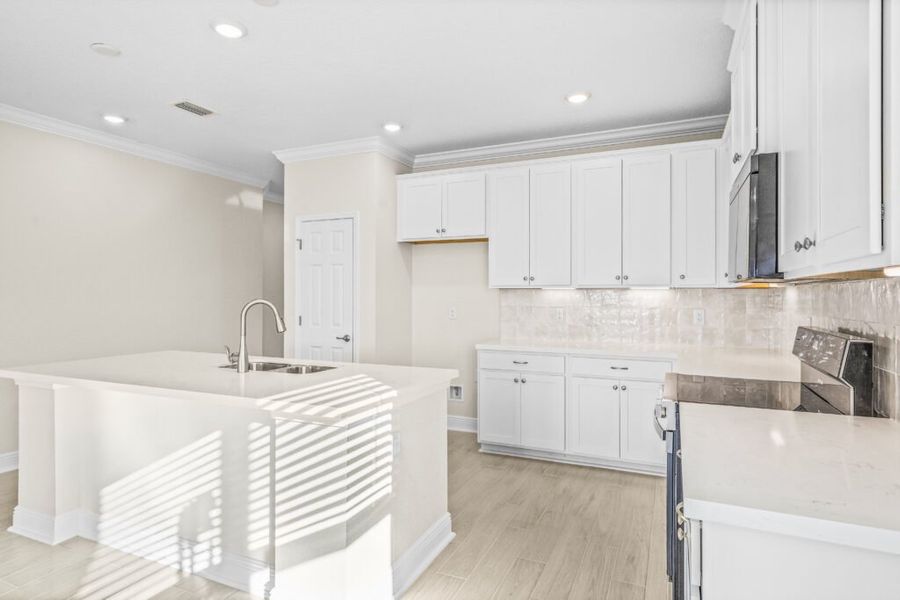 Furnished interior view inside a new home in Lake Merial, Panama City (Image 10).