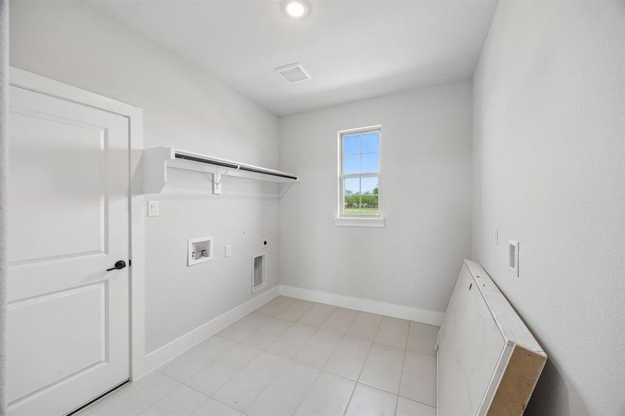 Spacious, unfurnished interior of a new home in Ellis Ranch Estates, Waxahachie (Image 26).