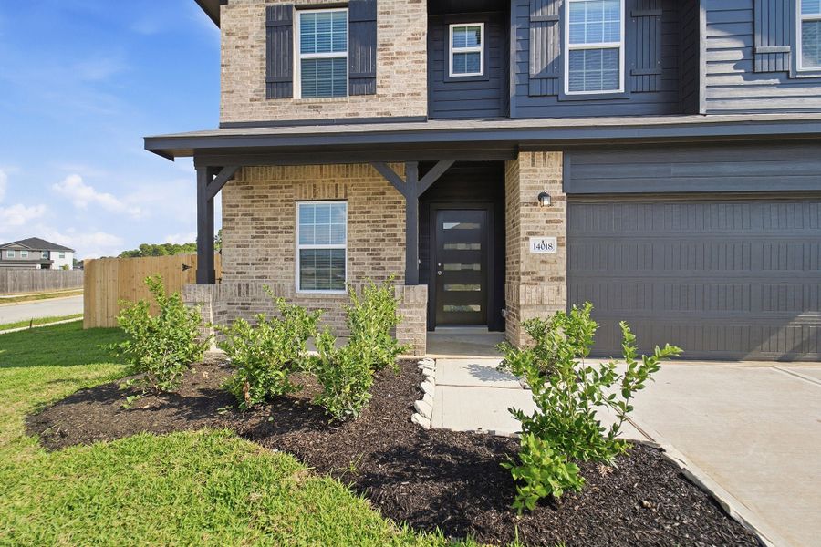 Exterior details and patio area of a home in Pecan Estates, Crosby (Image 3).