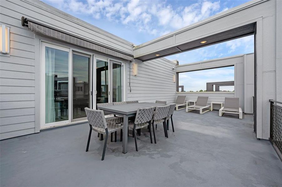 Exterior details and patio area of a home in , Kissimmee (Image 4).