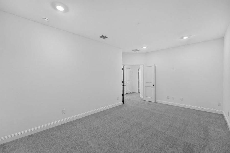 Spacious, unfurnished interior of a new home in Cross Creek Meadows, Celina (Image 29).