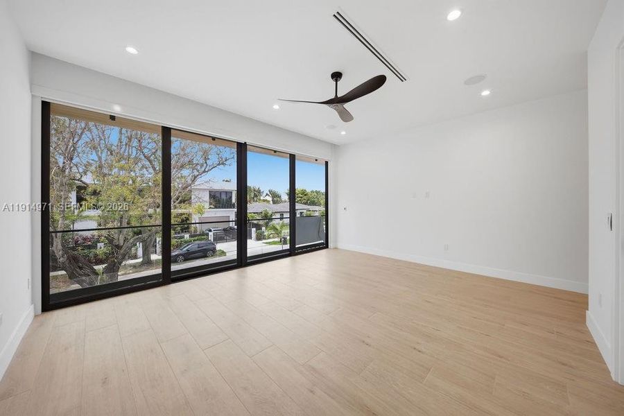 Spacious, unfurnished interior of a new home in , Fort Lauderdale (Image 65).