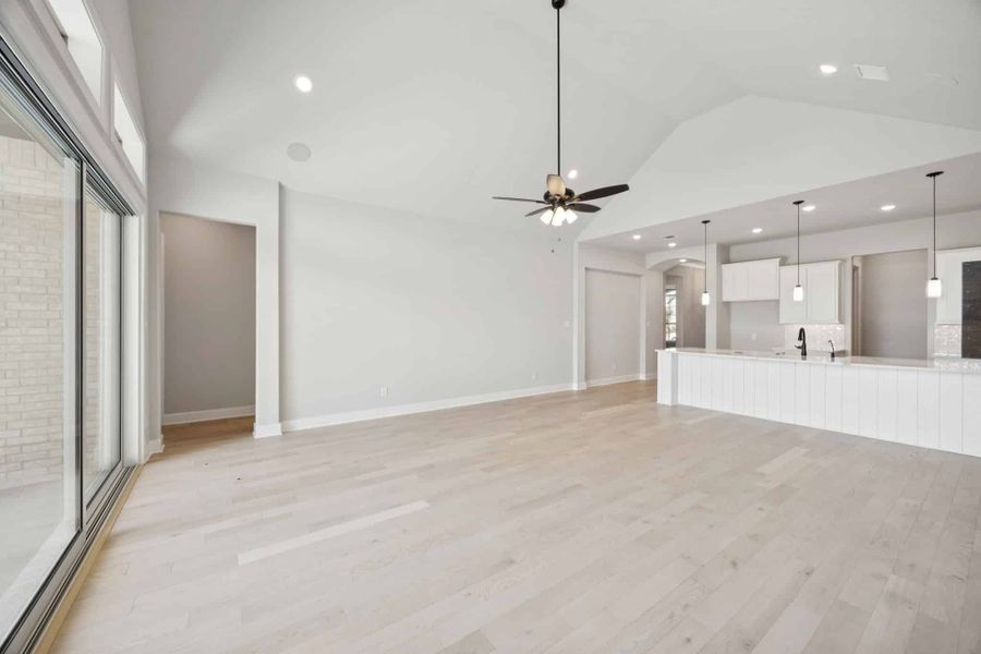 Spacious, unfurnished interior of a new home in Lakeview Heights, Azle (Image 32).
