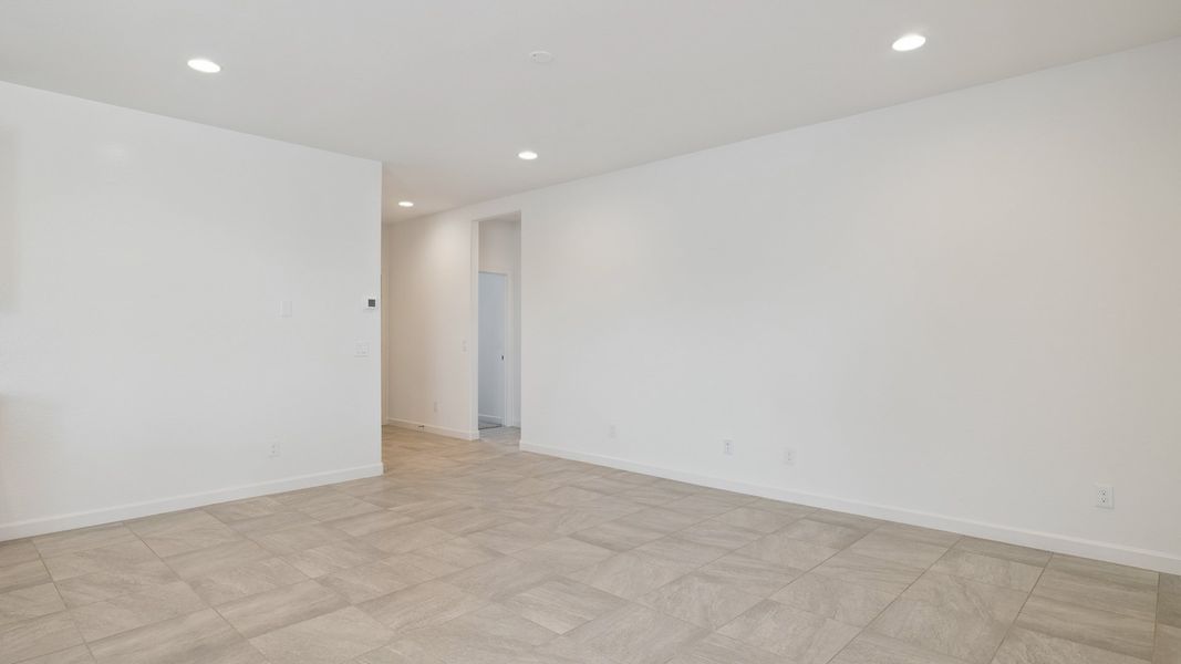 Spacious, unfurnished interior of a new home in Quail Ranch, San Tan Valley (Image 18).