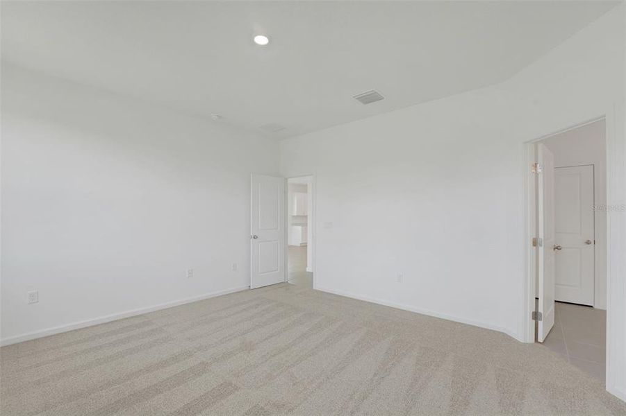Spacious, unfurnished interior of a new home in Willowbrook North, Winter Haven (Image 17).