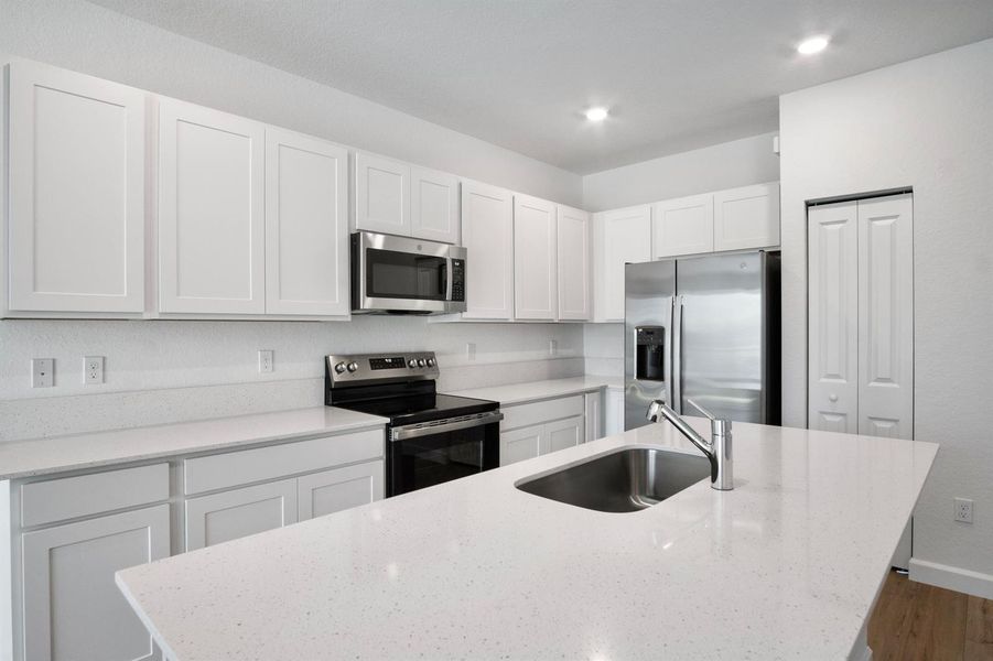Kitchen L.jpg-FULL