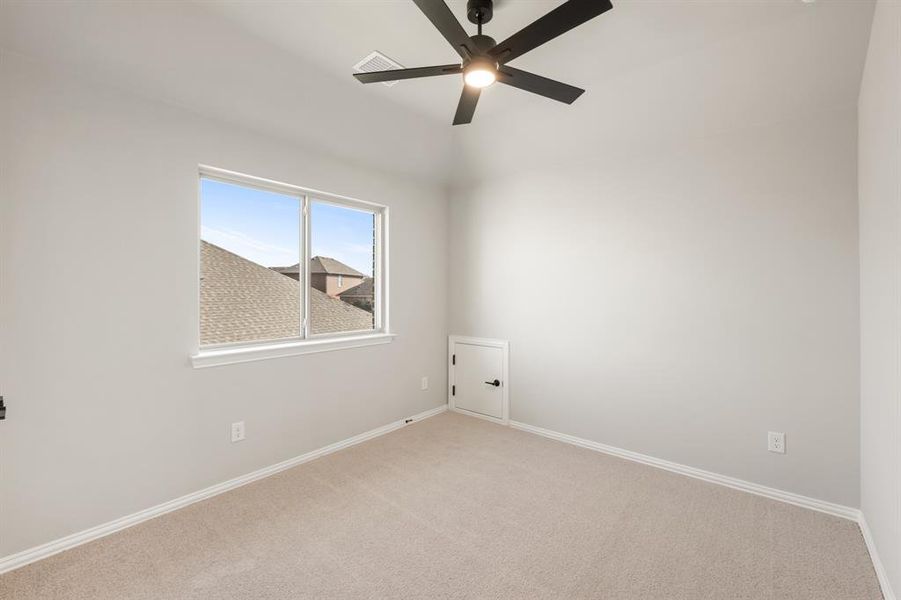 Spacious, unfurnished interior of a new home in Sable Creek, Sanger (Image 35).